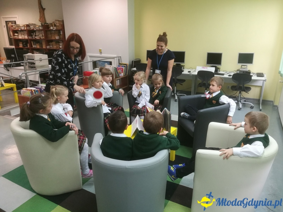 ZSJ - Klasa Ia - pasowanie na czytelnika 10.11.2017