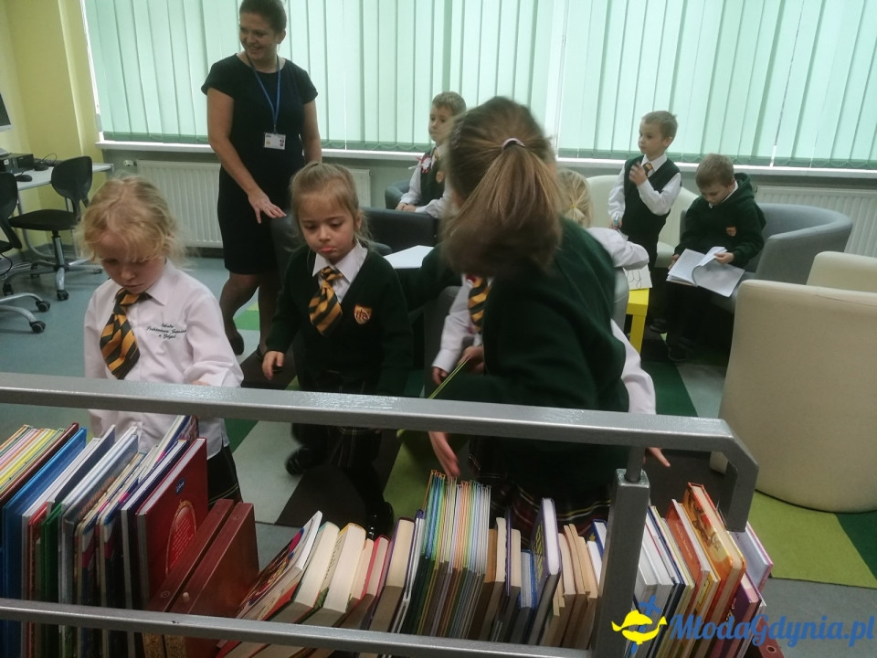 ZSJ - Klasa Ia - pasowanie na czytelnika 10.11.2017