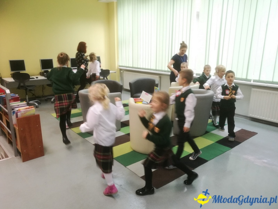 ZSJ - Klasa Ia - pasowanie na czytelnika 10.11.2017