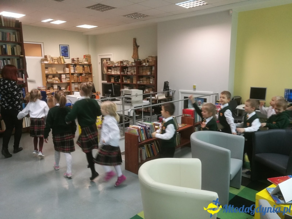 ZSJ - Klasa Ia - pasowanie na czytelnika 10.11.2017