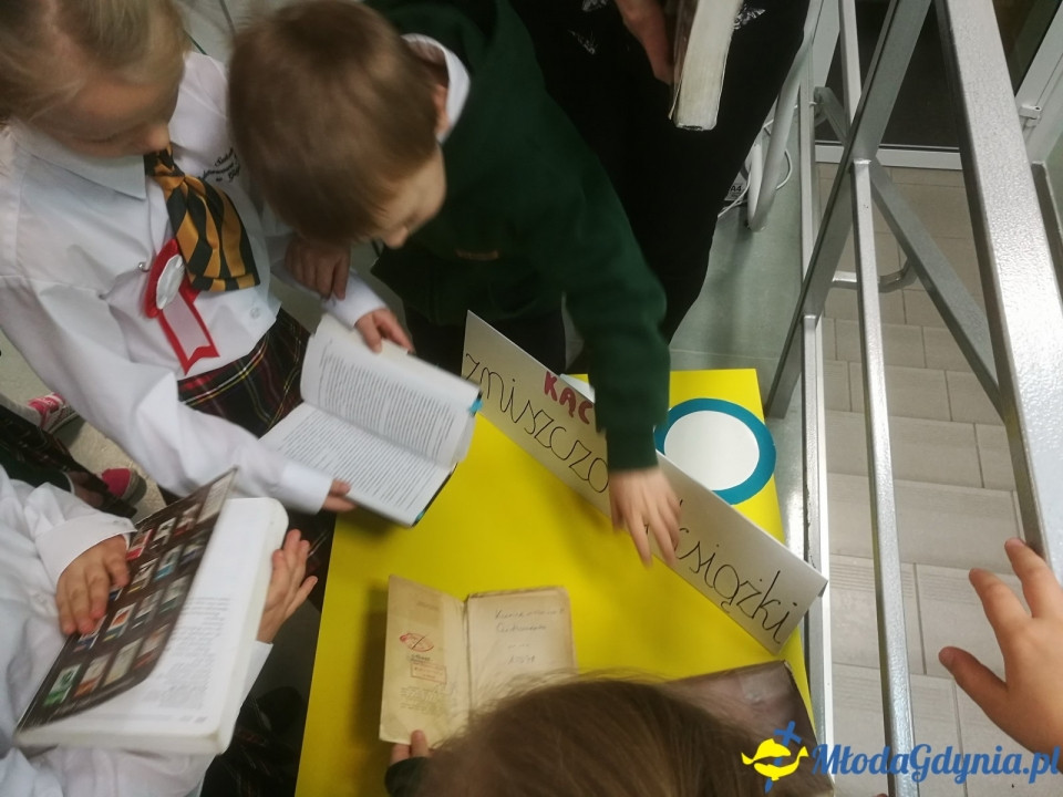 ZSJ - Klasa Ia - pasowanie na czytelnika 10.11.2017