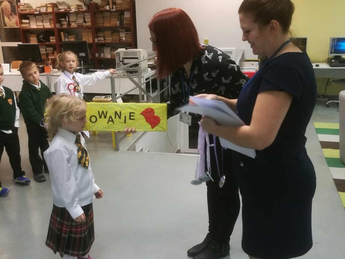 ZSJ - Klasa Ia - pasowanie na czytelnika 10.11.2017