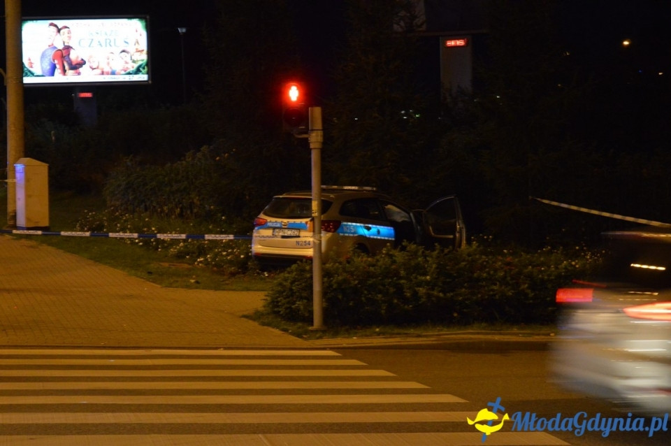 Wypadek z udziałem policyjnego radiowozu.