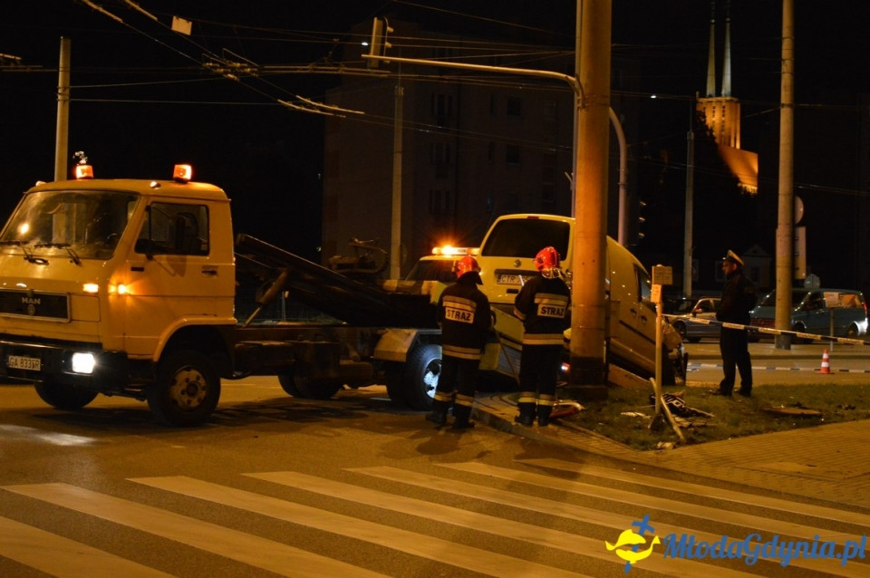 Wypadek z udziałem policyjnego radiowozu.