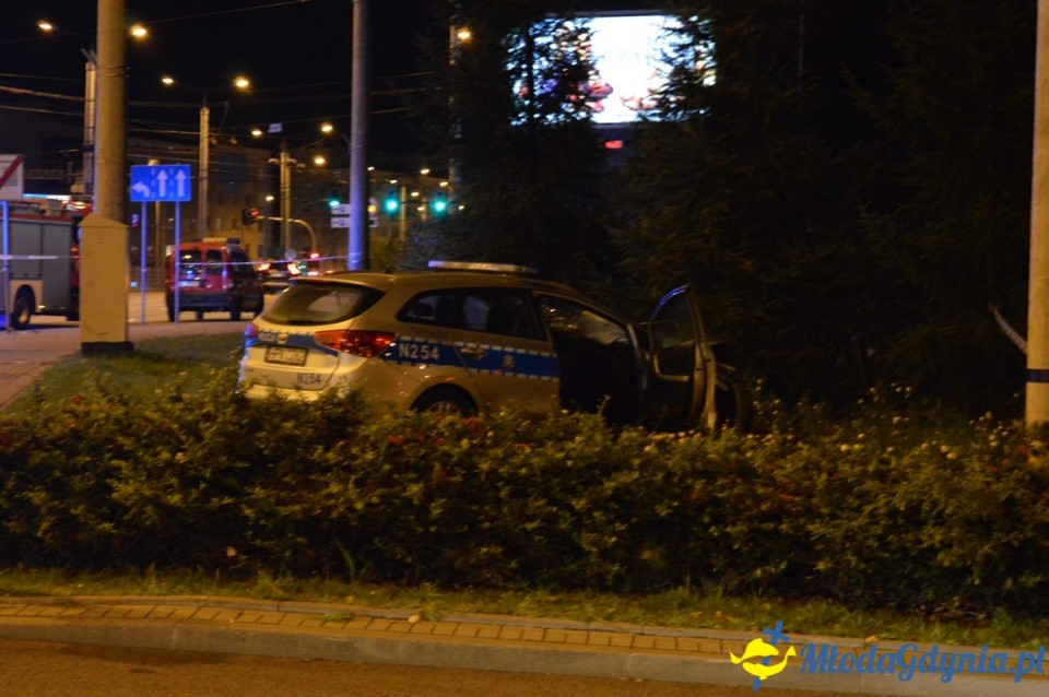 Wypadek z udziałem policyjnego radiowozu.