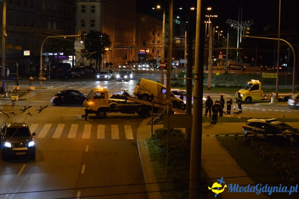 Wypadek z udziałem policyjnego radiowozu.