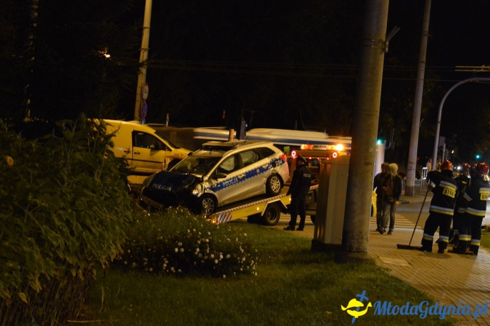 Wypadek z udziałem policyjnego radiowozu.