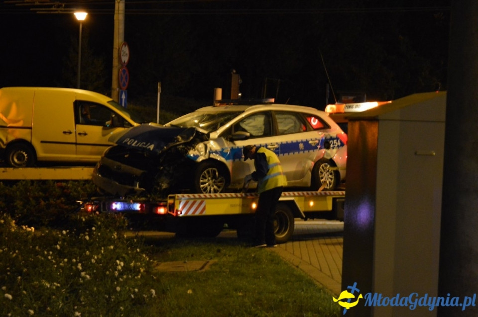 Wypadek z udziałem policyjnego radiowozu.