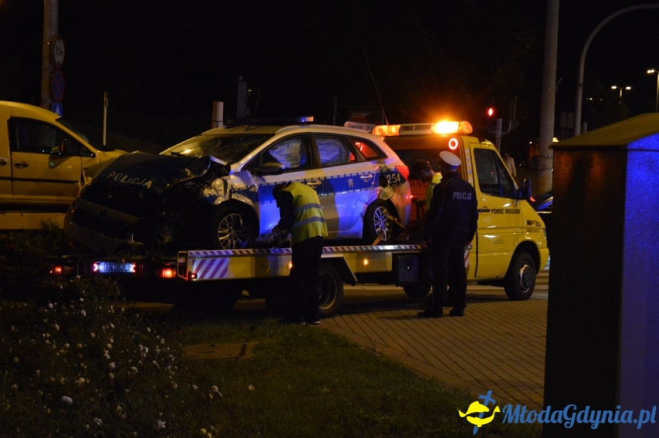 Wypadek z udziałem policyjnego radiowozu.