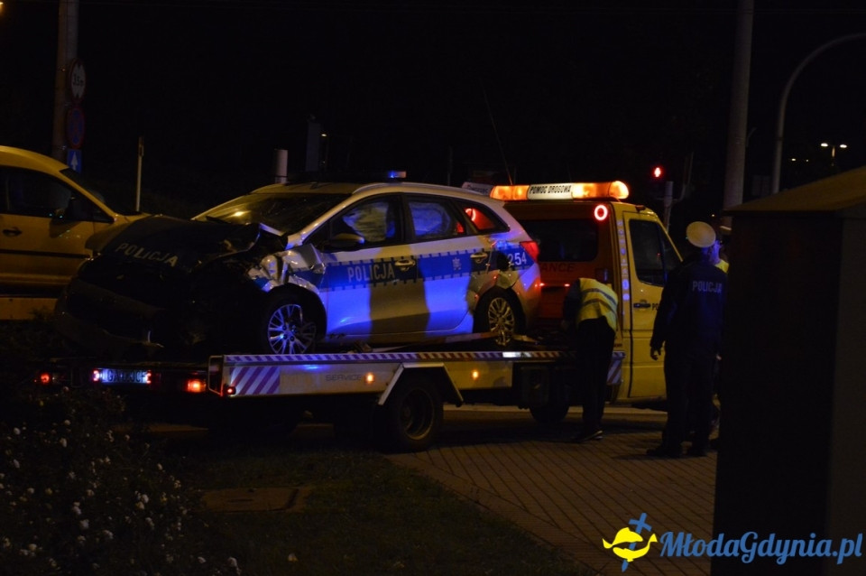 Wypadek z udziałem policyjnego radiowozu.