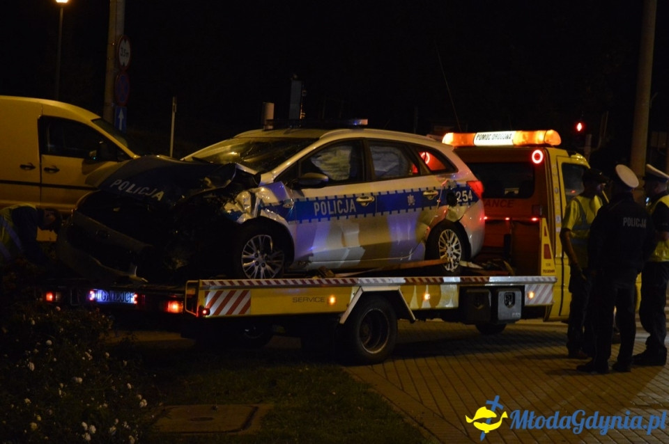 Wypadek z udziałem policyjnego radiowozu.
