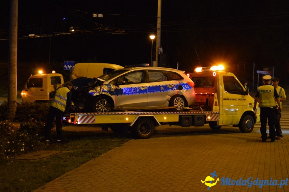 Wypadek z udziałem policyjnego radiowozu.
