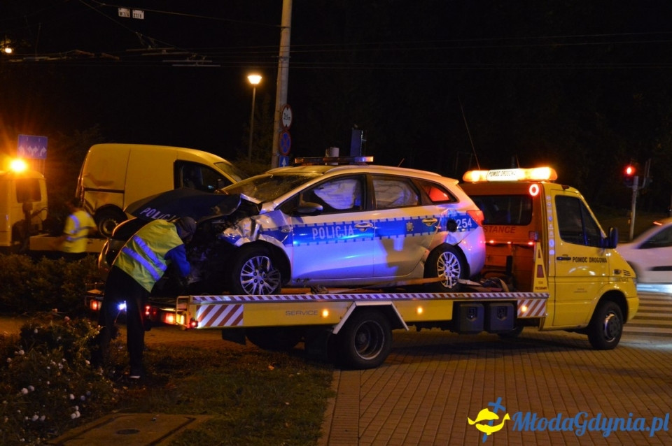 Wypadek z udziałem policyjnego radiowozu.