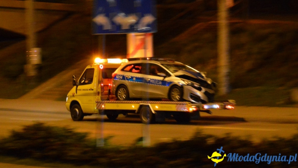 Wypadek z udziałem policyjnego radiowozu.