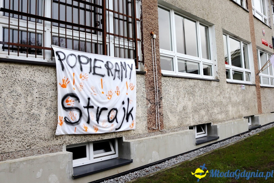 IX LO uczniowie popierają strajkujących nauczycieli