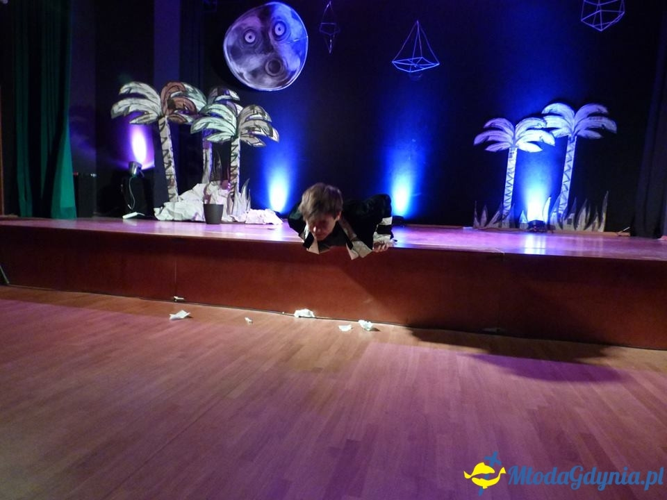 Teatr Młodzieżowy, Wyspa surykatek, komediodramat science-fiction, 14 IV 2019 r., Dom Kultury w Pierwoszynie,