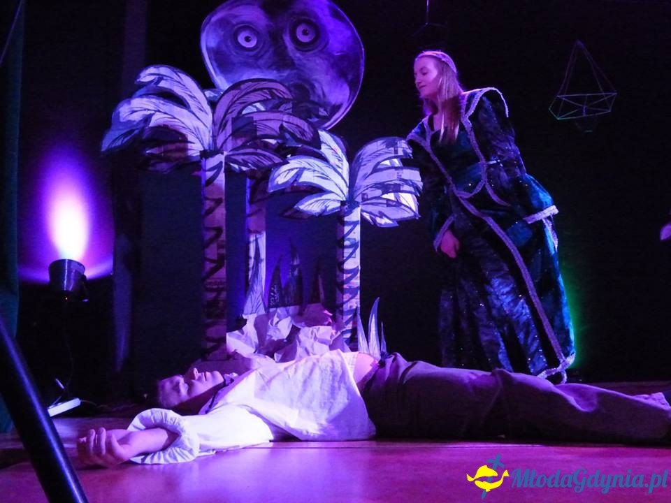 Teatr Młodzieżowy, Wyspa surykatek, komediodramat science-fiction, 14 IV 2019 r., Dom Kultury w Pierwoszynie,