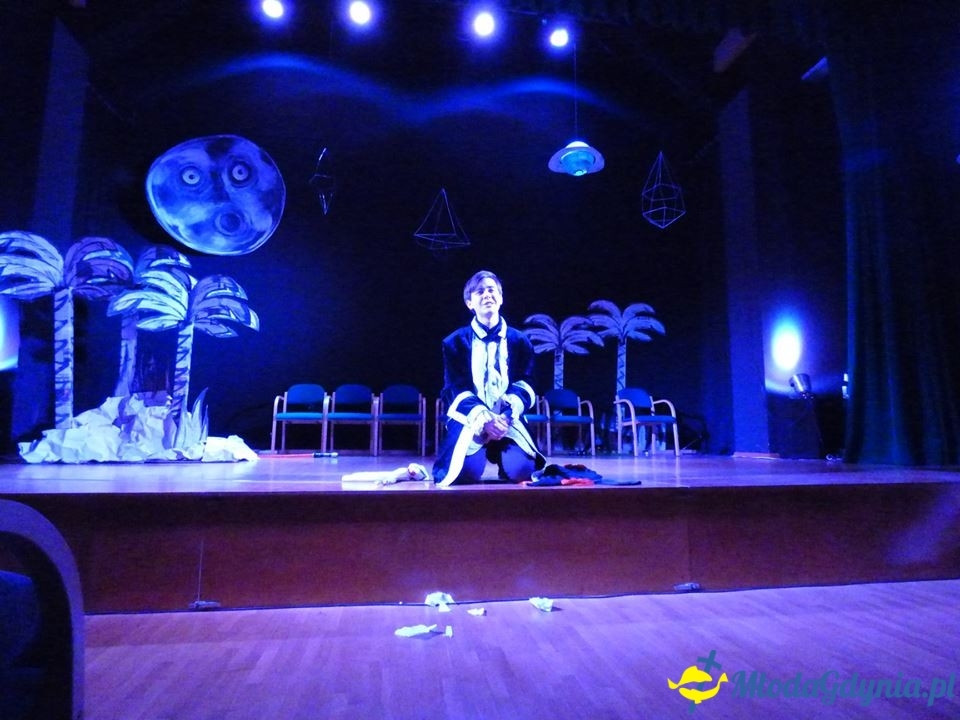 Teatr Młodzieżowy, Wyspa surykatek, komediodramat science-fiction, 14 IV 2019 r., Dom Kultury w Pierwoszynie,