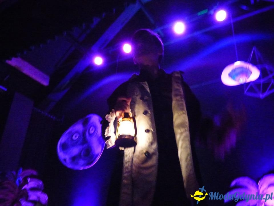 Teatr Młodzieżowy, Wyspa surykatek, komediodramat science-fiction, 14 IV 2019 r., Dom Kultury w Pierwoszynie,