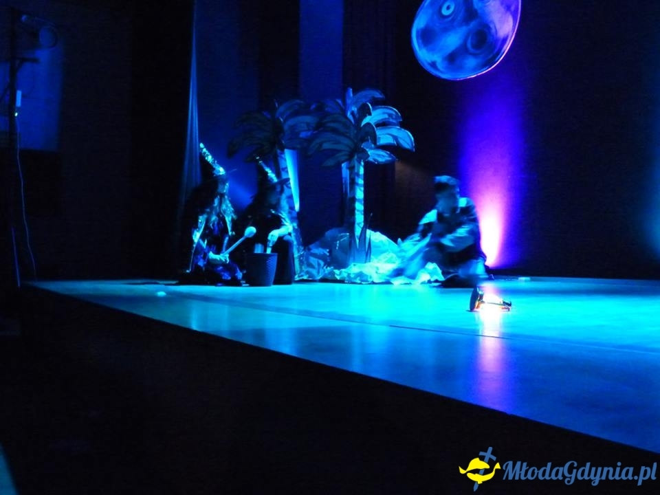 Teatr Młodzieżowy, Wyspa surykatek, komediodramat science-fiction, 14 IV 2019 r., Dom Kultury w Pierwoszynie,