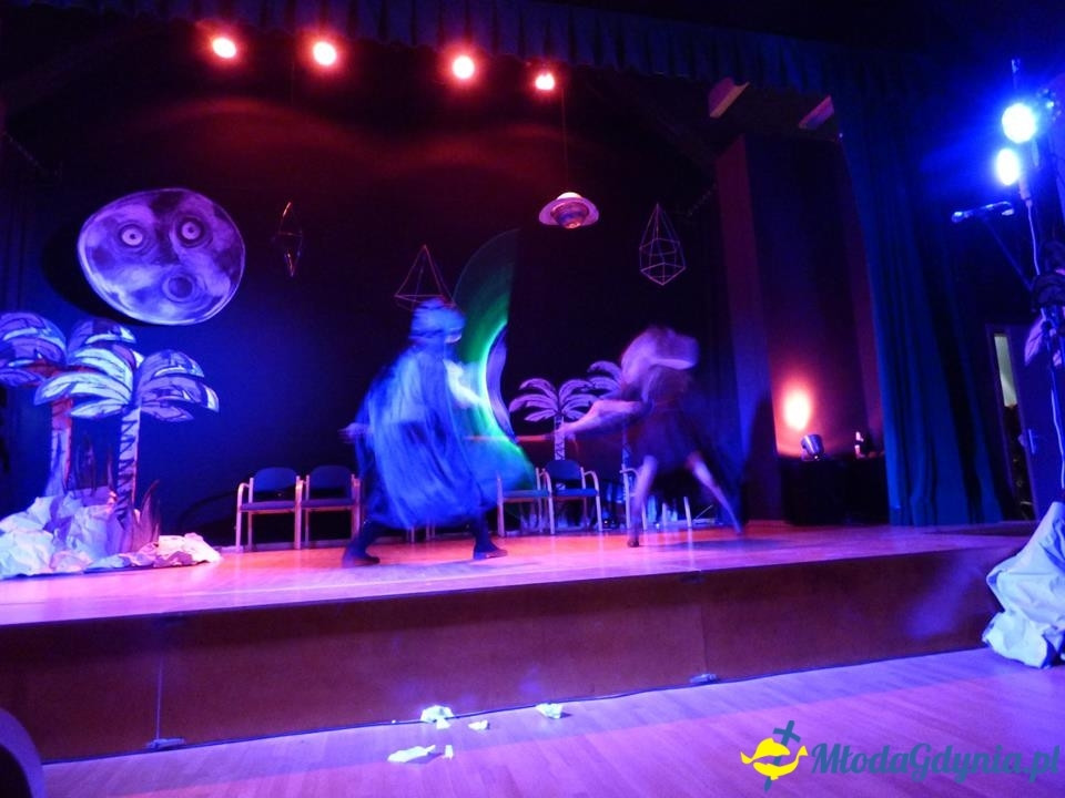 Teatr Młodzieżowy, Wyspa surykatek, komediodramat science-fiction, 14 IV 2019 r., Dom Kultury w Pierwoszynie,