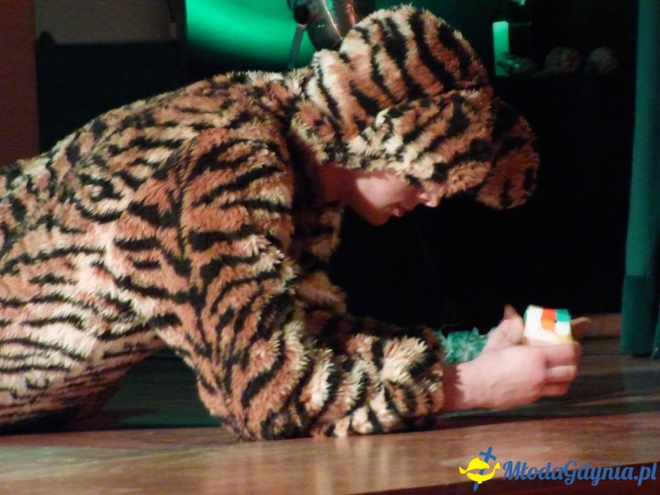 Teatr Młodzieżowy, Wyspa surykatek, komediodramat science-fiction, 14 IV 2019 r., Dom Kultury w Pierwoszynie,