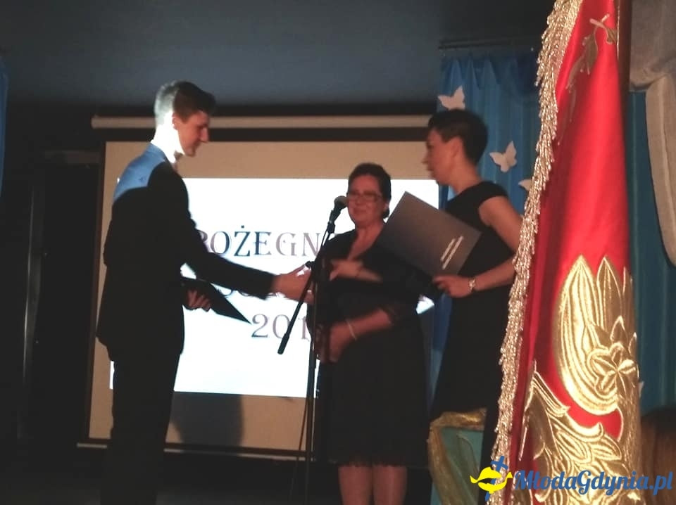 CKZiU nr 2 - Uroczyste chwile z pożegnania maturzystów 2019