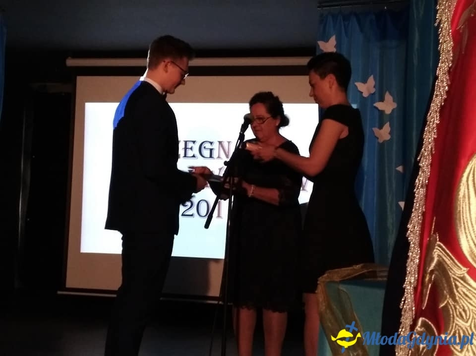 CKZiU nr 2 - Uroczyste chwile z pożegnania maturzystów 2019