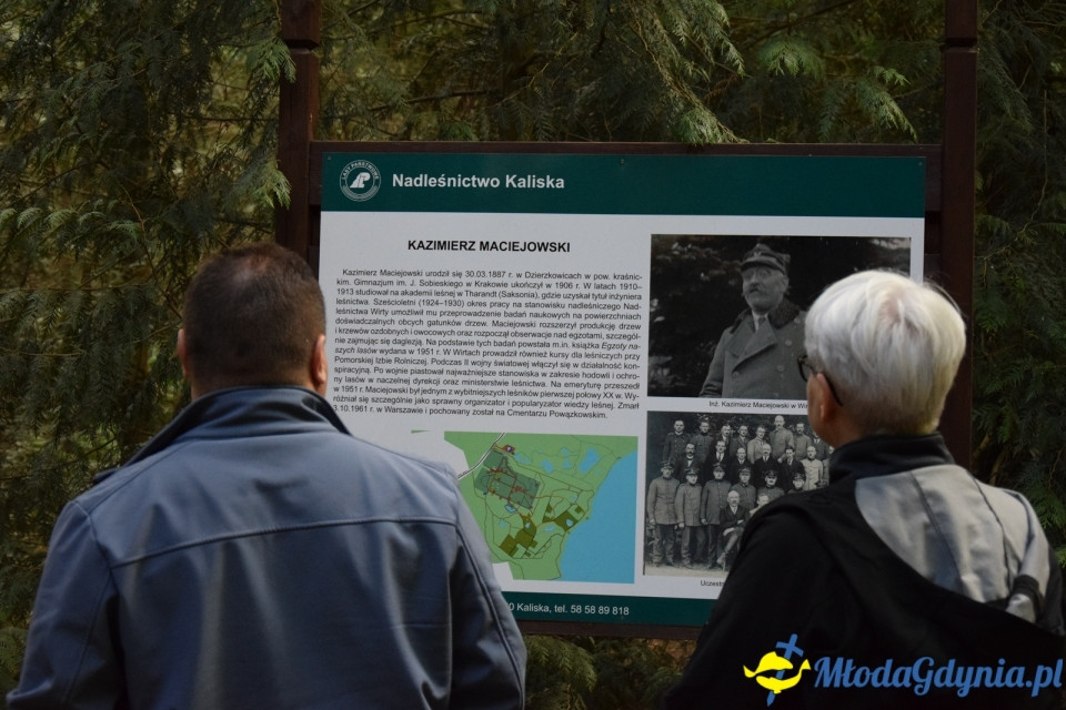 Wycieczka PTTK Klubu Turystycznego Wybrzeże do Arboretum w Wirtach