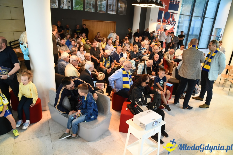 90 lat na żółto i na niebiesko