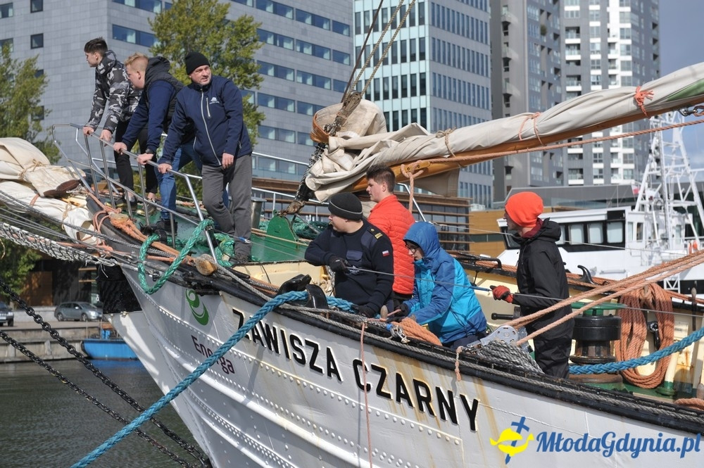 Pomorscy uczniowie pływali po morzu na Zawiszy Czarnym