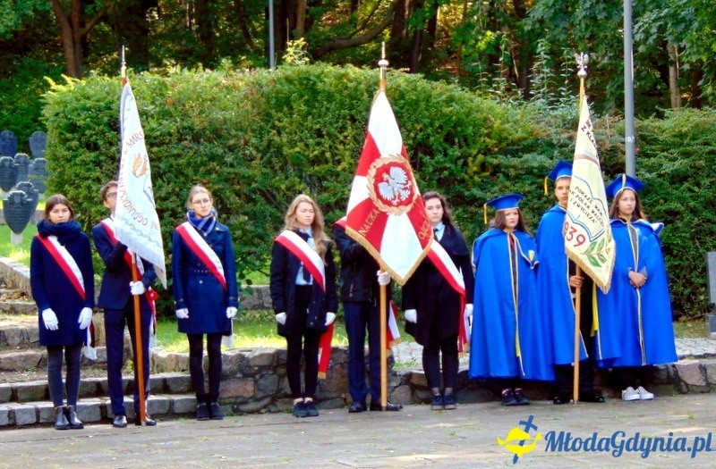 V LO - Odsłonięcie tablicy upamiętniającej Patrona i na grobie Patrona w 80 rocznicę śmierci