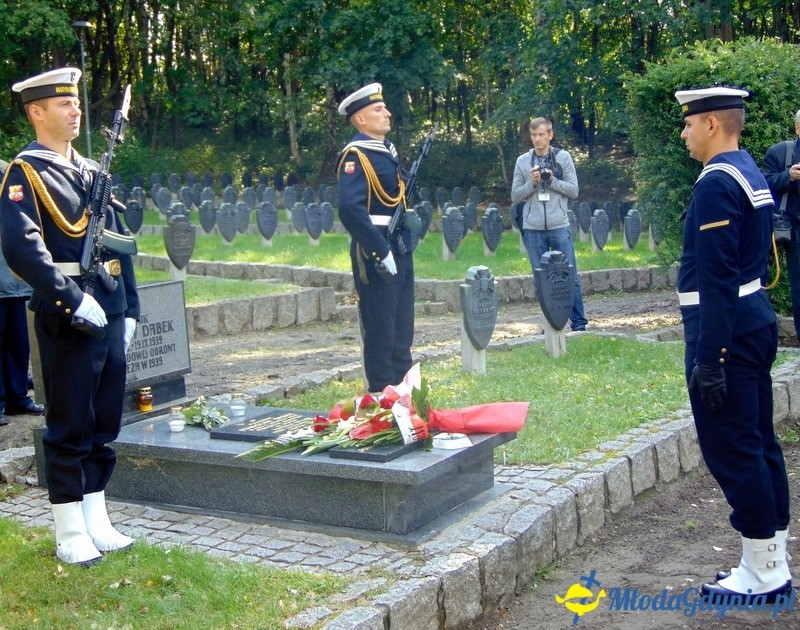 V LO - Odsłonięcie tablicy upamiętniającej Patrona i na grobie Patrona w 80 rocznicę śmierci