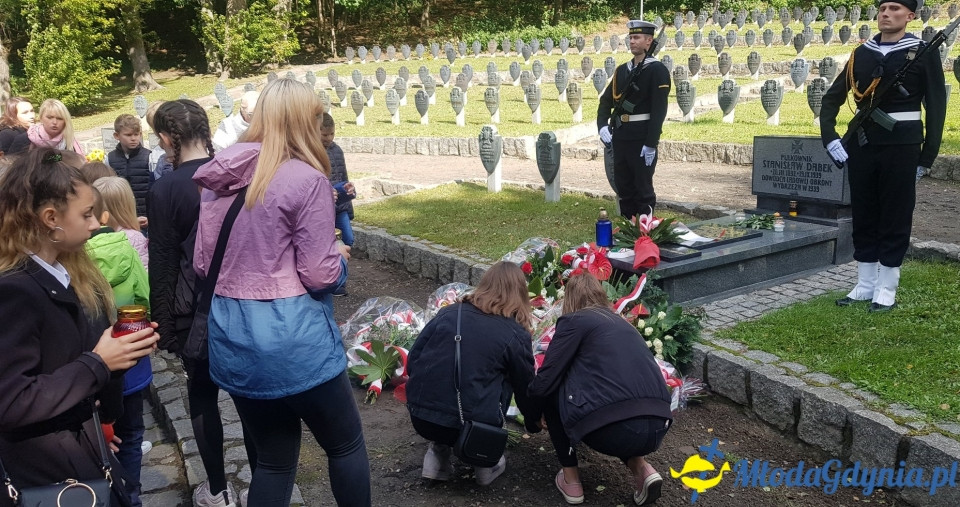 V LO - Odsłonięcie tablicy upamiętniającej Patrona i na grobie Patrona w 80 rocznicę śmierci