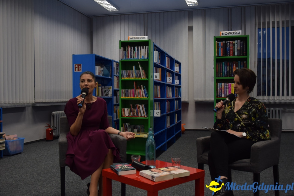 Spotkanie autorskie z Ałbeną Grabowską w Bibliotece Obłuże - 11.10.2019 r.