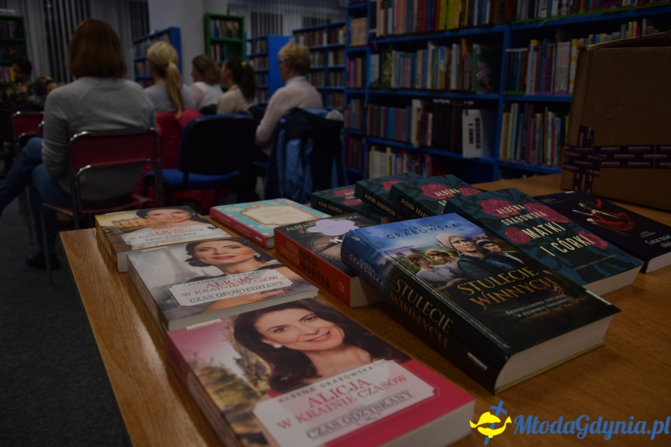 Spotkanie autorskie z Ałbeną Grabowską w Bibliotece Obłuże - 11.10.2019 r.