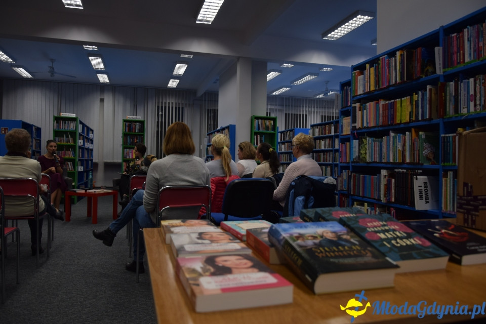 Spotkanie autorskie z Ałbeną Grabowską w Bibliotece Obłuże - 11.10.2019 r.