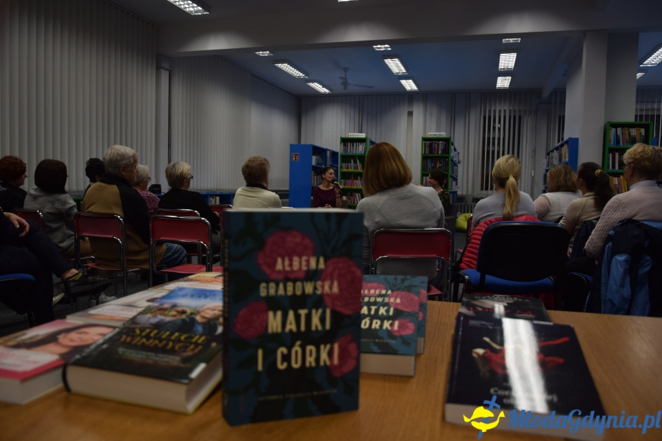 Spotkanie autorskie z Ałbeną Grabowską w Bibliotece Obłuże - 11.10.2019 r.
