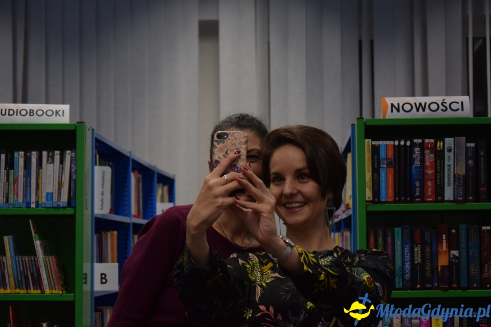Spotkanie autorskie z Ałbeną Grabowską w Bibliotece Obłuże - 11.10.2019 r.