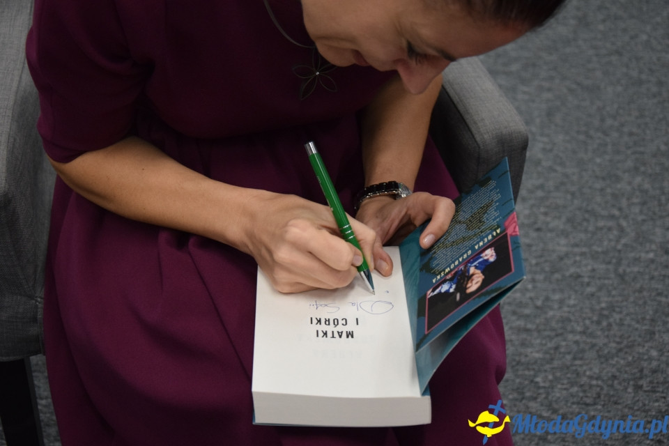 Spotkanie autorskie z Ałbeną Grabowską w Bibliotece Obłuże - 11.10.2019 r.