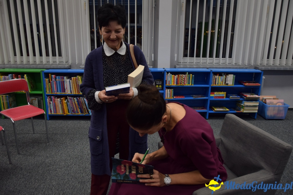 Spotkanie autorskie z Ałbeną Grabowską w Bibliotece Obłuże - 11.10.2019 r.