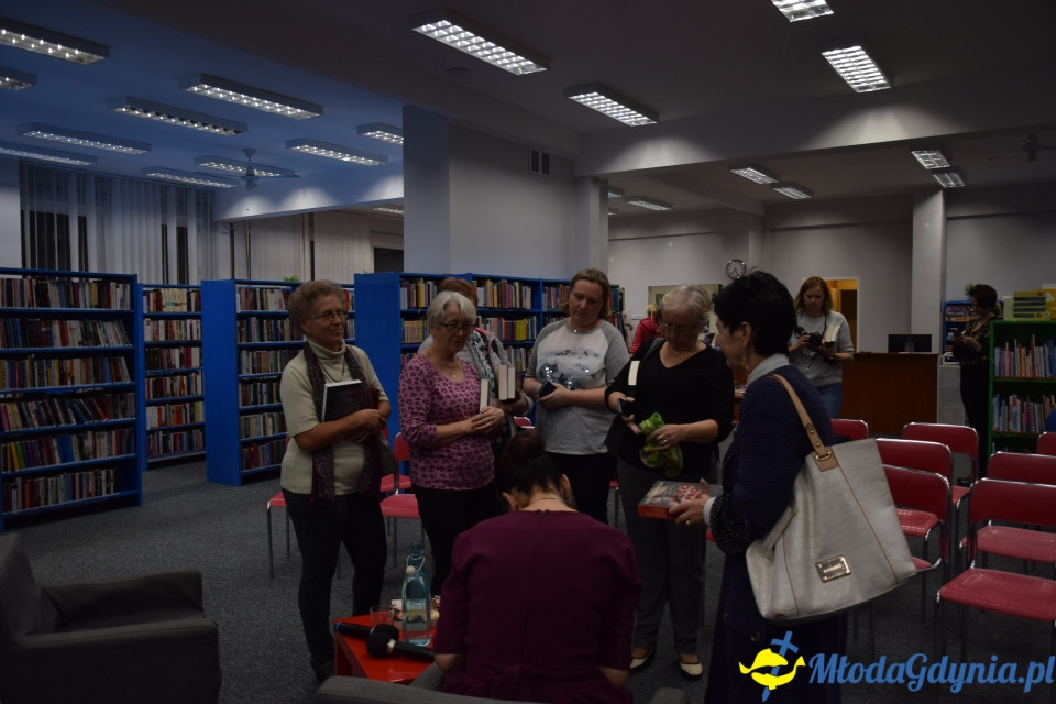 Spotkanie autorskie z Ałbeną Grabowską w Bibliotece Obłuże - 11.10.2019 r.