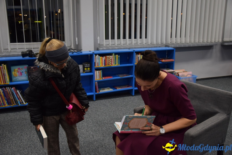 Spotkanie autorskie z Ałbeną Grabowską w Bibliotece Obłuże - 11.10.2019 r.