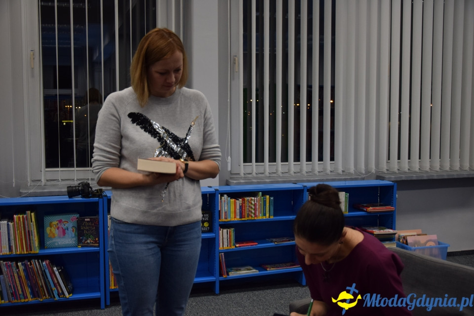 Spotkanie autorskie z Ałbeną Grabowską w Bibliotece Obłuże - 11.10.2019 r.