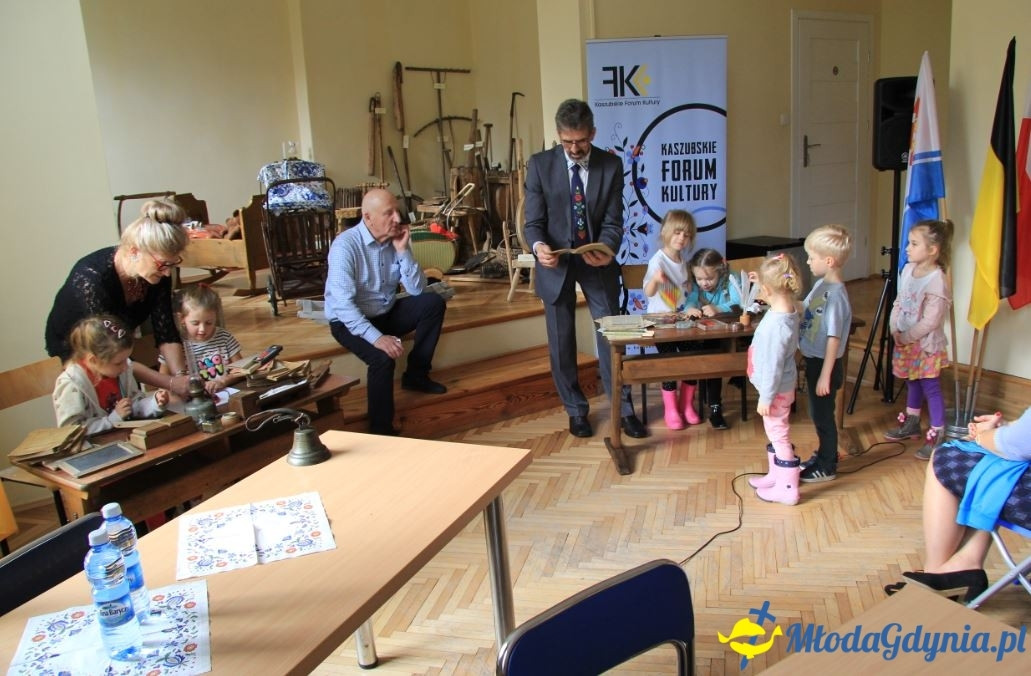 Dziecięcych wspomnień czar ? zabawa i szkoła naszych przodków