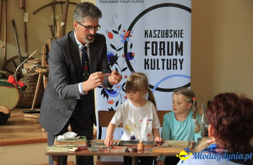 Dziecięcych wspomnień czar ? zabawa i szkoła naszych przodków