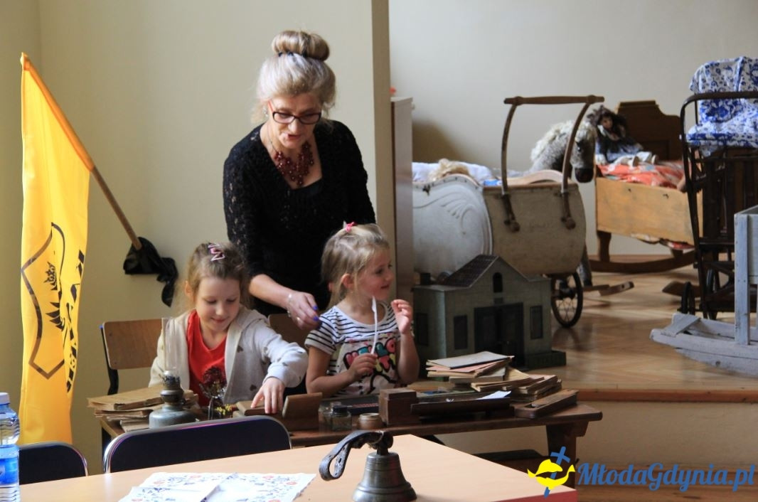 Dziecięcych wspomnień czar ? zabawa i szkoła naszych przodków