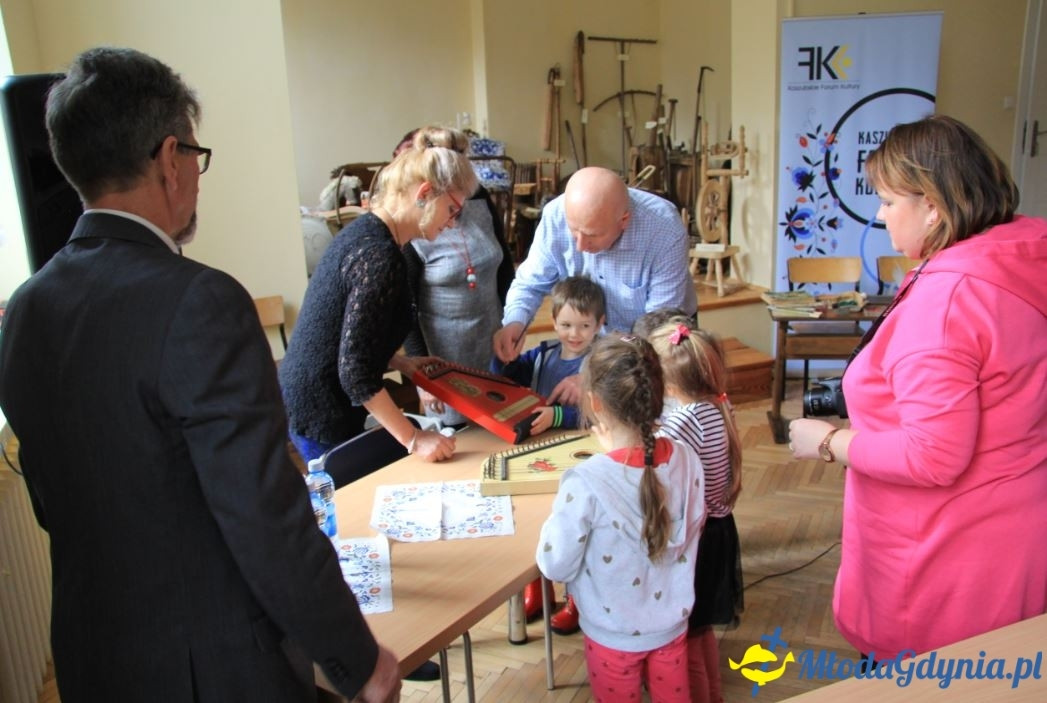 Dziecięcych wspomnień czar ? zabawa i szkoła naszych przodków