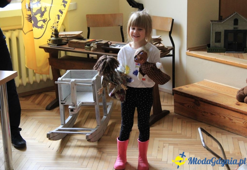 Dziecięcych wspomnień czar ? zabawa i szkoła naszych przodków