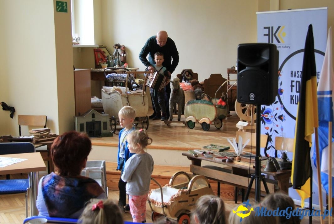 Dziecięcych wspomnień czar ? zabawa i szkoła naszych przodków